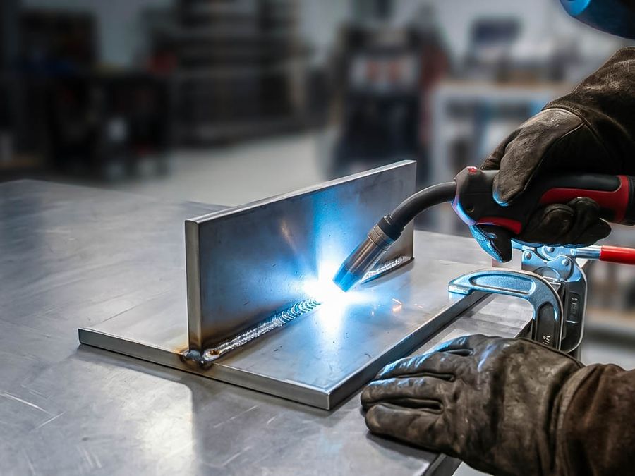 MAG-Schweißnaht an einem Stahlbauteil in der Metallverarbeitung